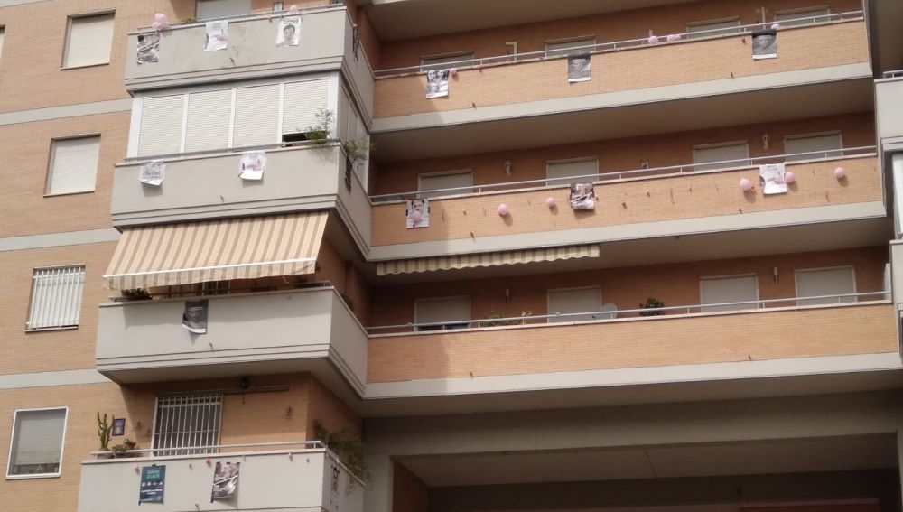 Vecinos de un edificio de Sevilla cuelgan globos y pancartas para denunciar que se ejerce la prostitución en uno de los pisos