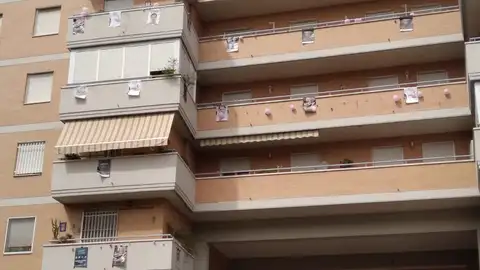 Vecinos de un edificio de Sevilla cuelgan globos y pancartas para denunciar que se ejerce la prostitución en uno de los pisos Prostitución