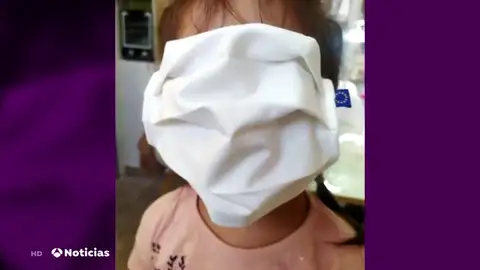 El fiasco de las mascarillas gratuitas gigantes en los colegios de Grecia El fiasco de las mascarillas gratuitas gigantes en los colegios de Grecia