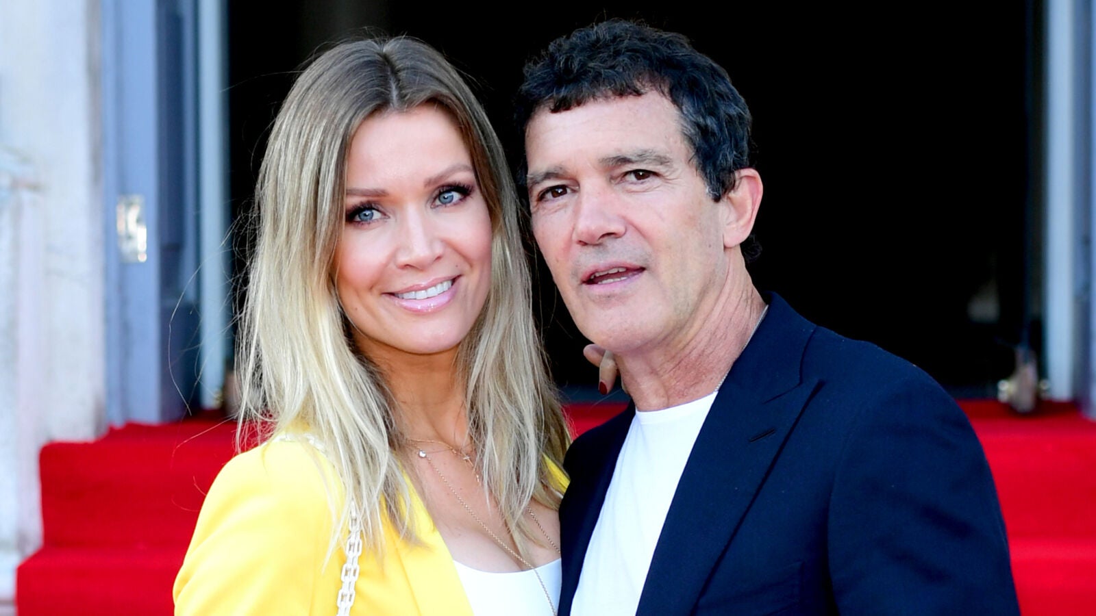 ¡Vuelve al trabajo! La imagen de Antonio Banderas, muy recuperado, con su novia Nicole Kimpel tras superar el coronavirus 