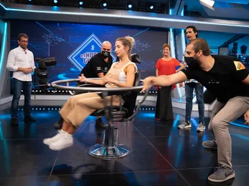Marron hackea el cerebro de Sara en directo en 'El Hormiguero 3.0': ¿es capaz de engañar al sentido del equilibrio? Marron hackea el cerebro de Sara en directo en 'El Hormiguero 3.0': ¿es capaz de engañar al sentido del equilibrio?