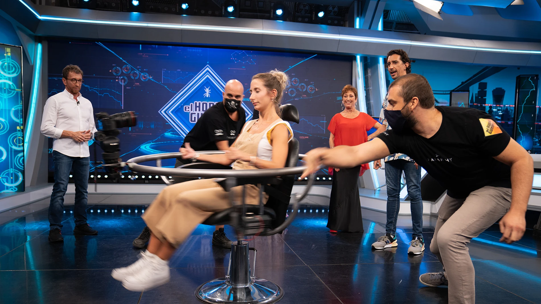 Marron hackea el cerebro de Sara en directo en 'El Hormiguero 3.0': ¿es capaz de engañar al sentido del equilibrio?