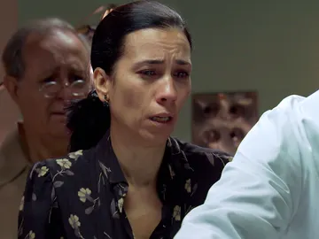 Manolita y Pelayo, rotos de dolor ante el cadáver de un miembro de su familia Manolita y Pelayo, rotos de dolor ante el cadáver de un miembro de su familia