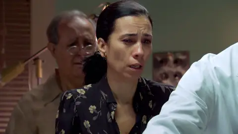 Manolita y Pelayo, rotos de dolor ante el cadáver de un miembro de su familia Manolita y Pelayo, rotos de dolor ante el cadáver de un miembro de su familia