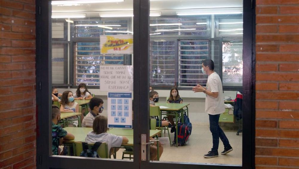 El 80% de los alumnos de primaria de un colegio de la Mina en Barcelona no va a clase por miedo al coronavirus