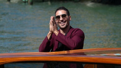 La foto de Miguel Ángel Silvestre con su madre y su hermana donde le comentan lo mismo 