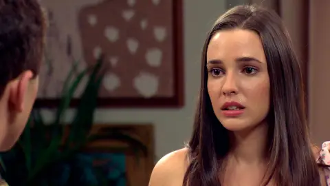 Emma le confiesa a Manolín que está embarazada de él Emma le confiesa a Manolín que está embarazada de él