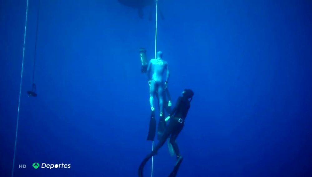 Arnaud Jerald y su increíble récord en apnea: 112 metros de profundidad y 3:24 minutos sin respirar
