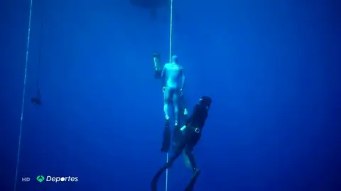 Arnaud Jerald y su increíble récord en apnea: 112 metros de profundidad y 3:24 minutos sin respirar Arnaud Jerald y su increíble récord en apnea: 112 metros de profundidad y 3:24 minutos sin respirar