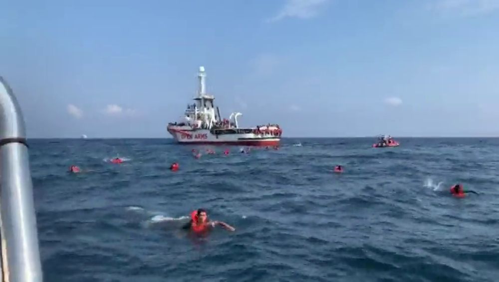 Más de 70 personas se lanzan desesperados al mar en Palermo antes de que el Open Arms llegara a puerto