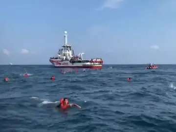 Más de 70 personas se lanzan desesperados al mar en Palermo antes de que el Open Arms llegara a puerto Más de 70 personas se lanzan desesperados al mar en Palermo antes de que el Open Arms llegara a puerto
