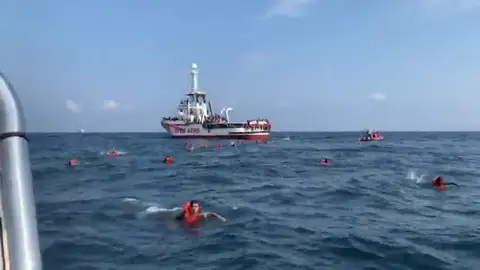 Más de 70 personas se lanzan desesperados al mar en Palermo antes de que el Open Arms llegara a puerto Más de 70 personas se lanzan desesperados al mar en Palermo antes de que el Open Arms llegara a puerto