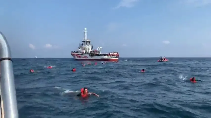 Más de 70 personas se lanzan desesperados al mar en Palermo antes de que el Open Arms llegara a puerto Más de 70 personas se lanzan desesperados al mar en Palermo antes de que el Open Arms llegara a puerto