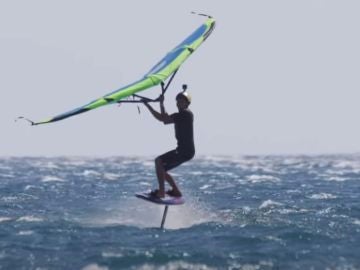 Kai Lenny surca el agua en su wingfoil