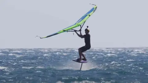 Kai Lenny surca el agua en su wingfoil Kai Lenny surca el agua en su wingfoil