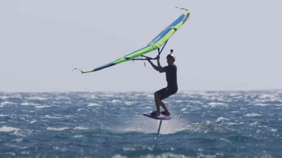 Kai Lenny surca el agua en su wingfoil