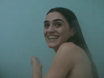 Una ducha de agua caliente despierta la complicidad entre Julia y Hugo en el Sector 1 Una ducha de agua caliente despierta la complicidad entre Julia y Hugo en el Sector 1