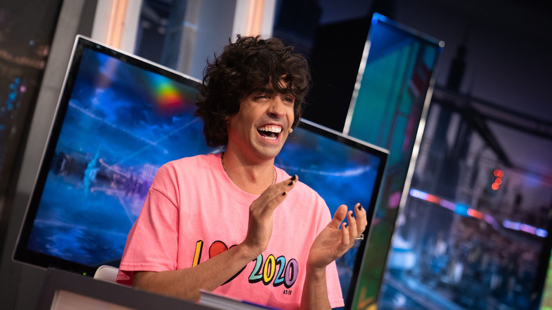 Javier Ambrossi, emocionado con la gran acogida del público: "¡Se están llenado los cines para ver 'Veneno'!"