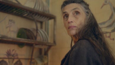 La seria advertencia de Emilia a Álex: “Aquí por menos de esto te matan”