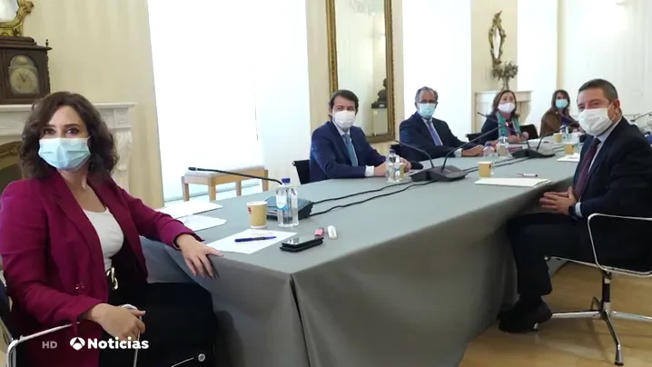 Incertidumbre sobre las nuevas medidas por coronavirus que se adoptarán en Madrid: "De los confinamientos selectivos a las restricciones de movilidad" en cuestión de horas Incertidumbre sobre las nuevas medidas por coronavirus que se adoptarán en Madrid: "De los confinamientos selectivos a las restricciones de movilidad" en cuestión de horas