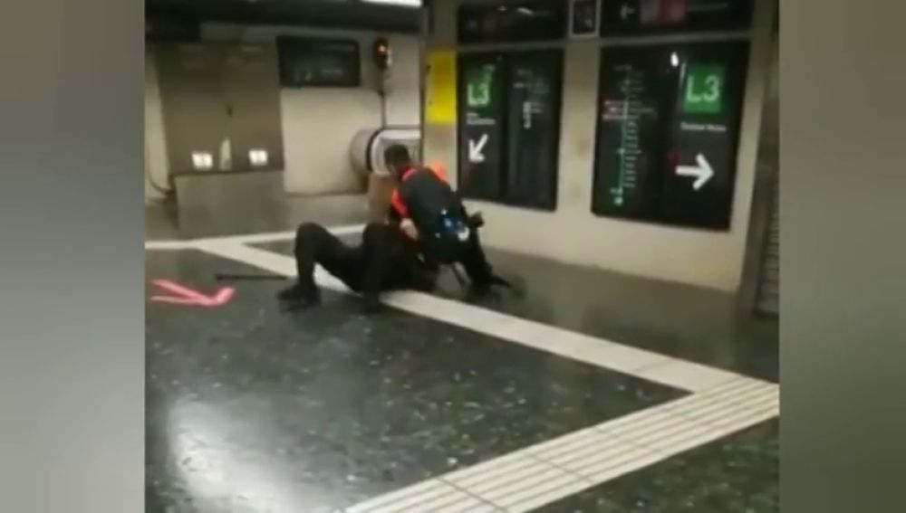 Pelea a puñetazo limpio entre dos vigilantes del metro de Barcelona