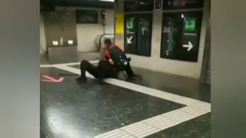 Pelea a puñetazo limpio entre dos vigilantes del metro de Barcelona Pelea a puñetazo limpio entre dos vigilantes del metro de Barcelona