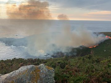 Incendio por un rayo en la isla de Ons. Parque nacional marítimo terrestre de las Islas Atlánticas