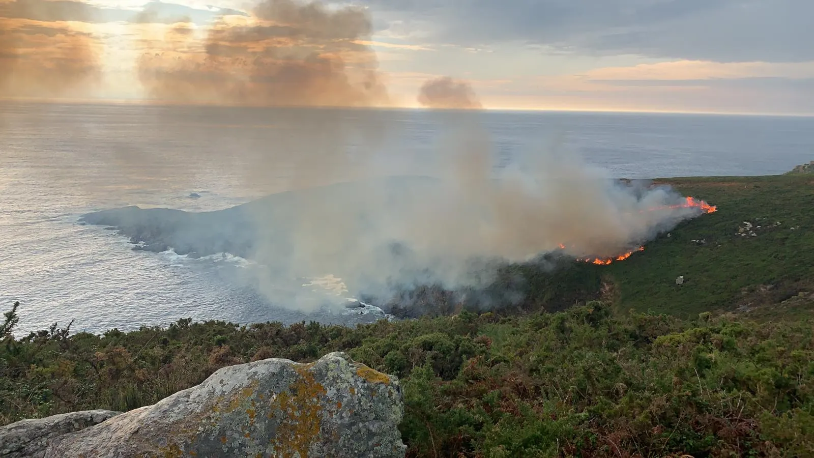 Incendio por un rayo en la isla de Ons. Parque nacional mar&iacute;timo terrestre de las Islas Atl&aacute;nticas