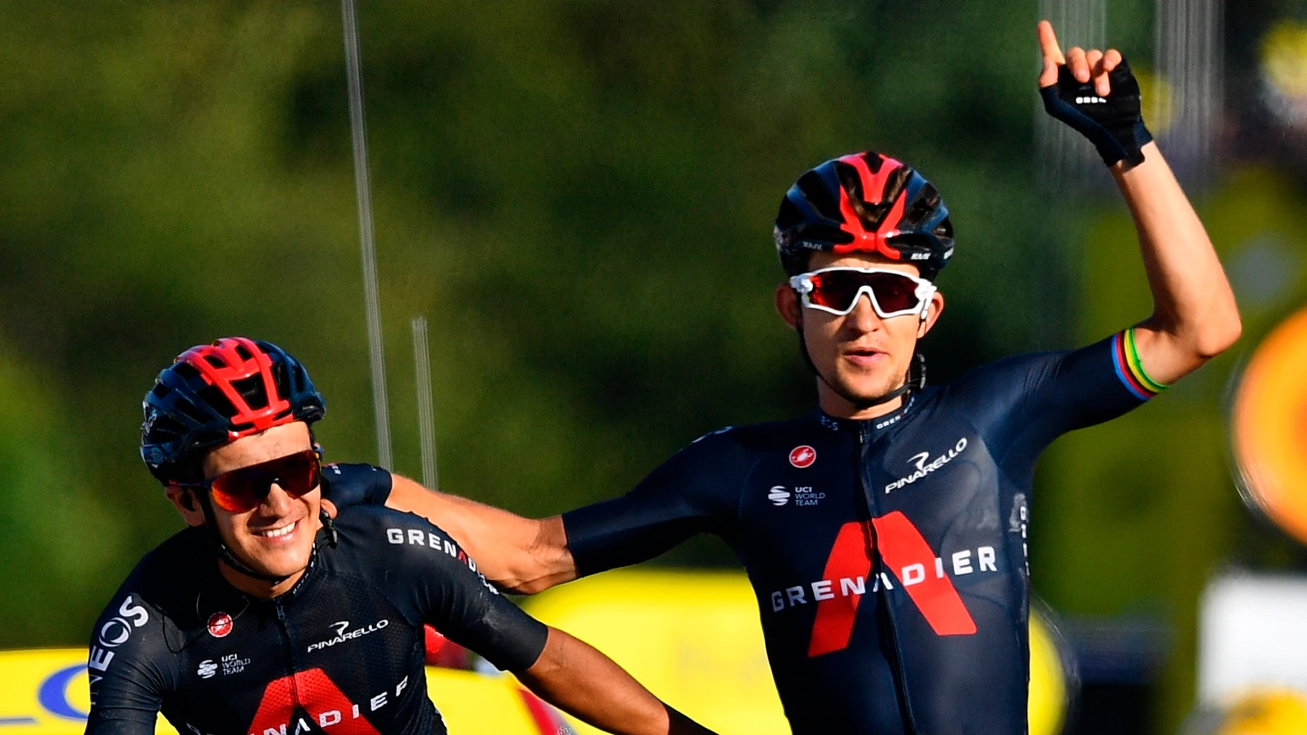 Michal Kwiatowski celebra la victoria junto a su compañero Richard Carapaz Michal Kwiatowski celebra la victoria junto a su compañero Richard Carapaz