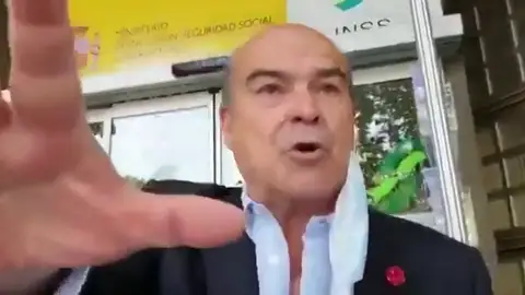 Antonio Resines muy cabreado a la puerta de una oficina de la Seguridad Social: "Me niegan el paso" Antonio Resines muy cabreado a la puerta de una oficina de la Seguridad Social: "Me niegan el paso"