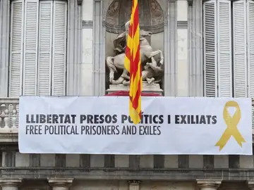 Torra vuelve a publicar foto con la pancarta por la que fue condenado a inhabilitación Torra vuelve a publicar foto con la pancarta por la que fue condenado a inhabilitación