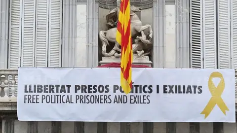 Torra vuelve a publicar foto con la pancarta por la que fue condenado a inhabilitación Quim Torra