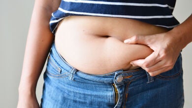 La barriga cervecera no se combate con abdominales: esto es lo que puedes hacer