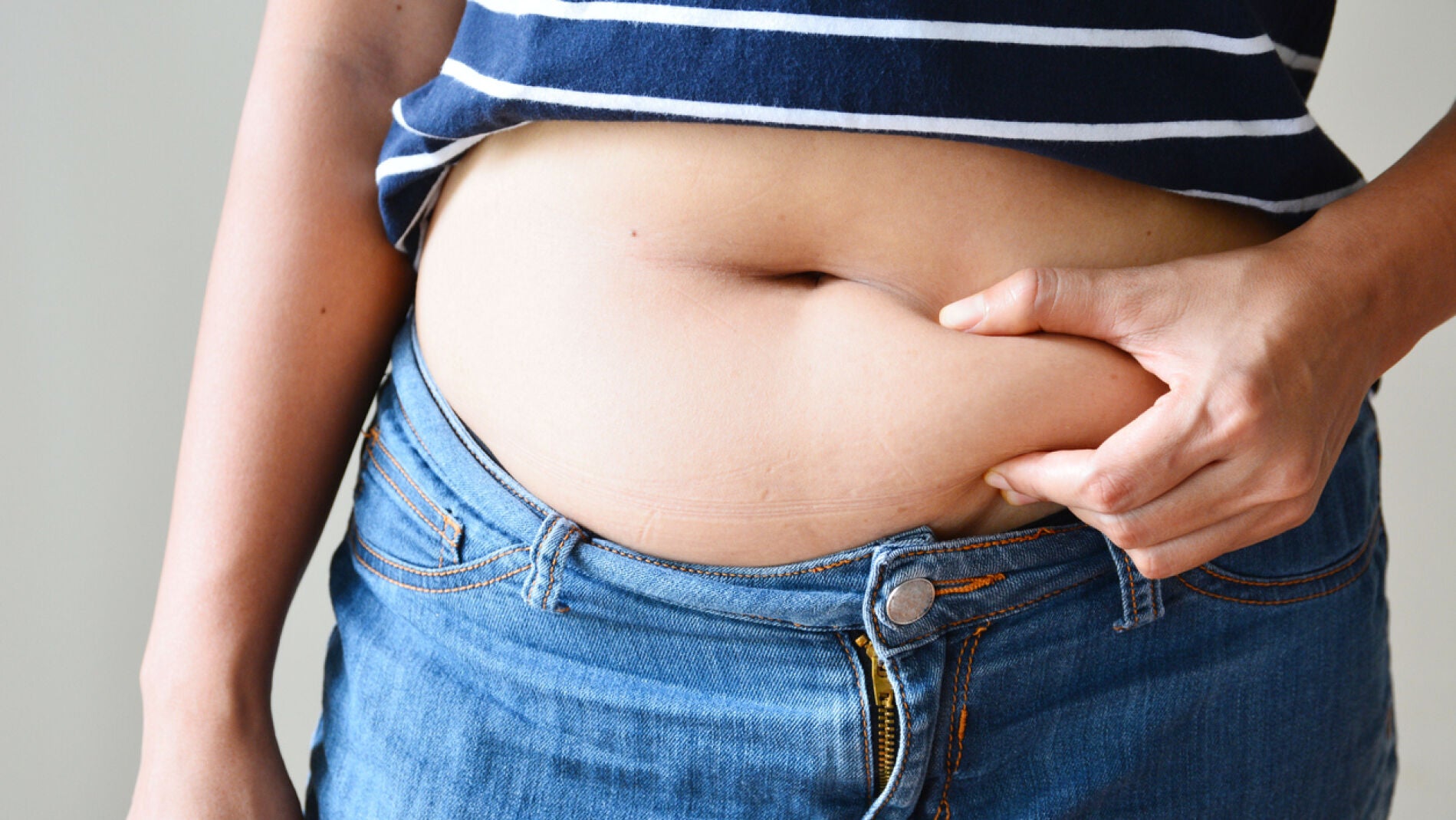 Mujer con grasa abdominal