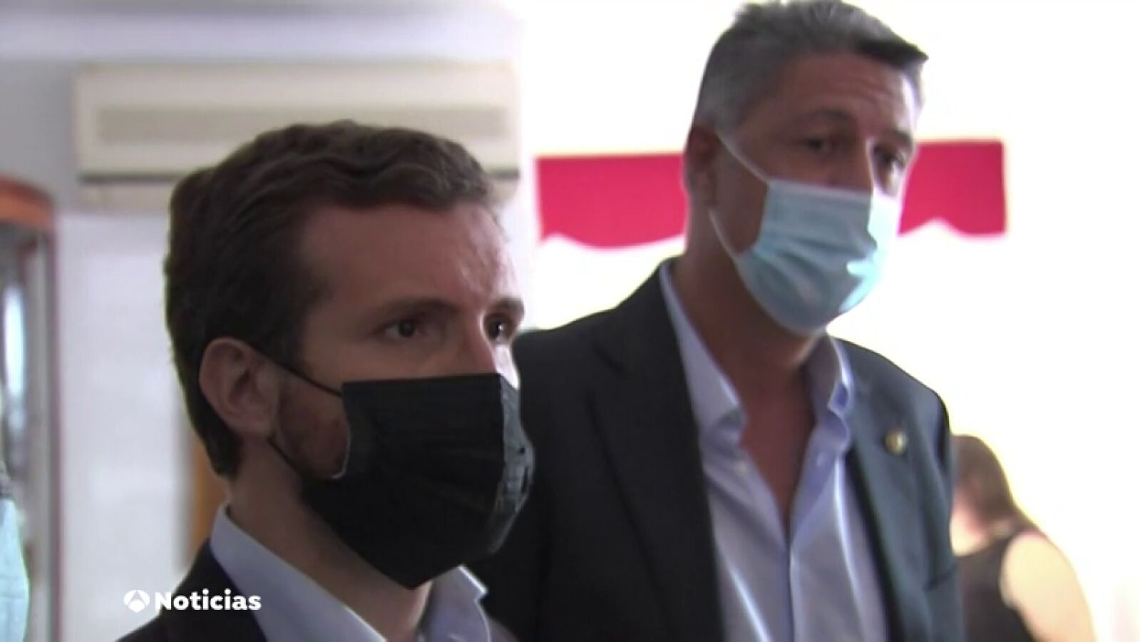 Pablo Casado invita a Pablo Iglesias a que deje vivir unos okupas en el jardín de su chalé
