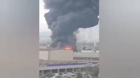 Gran columna de humo en Sant Feliu de Llobregat por un incendio en la empresa alimentaria Dallant Gran columna de humo en Sant Feliu de Llobregat por un incendio en la empresa alimentaria Dallant