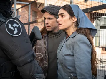 Hugo y Julia cruzan por primera vez la valla con un solo objetivo: recuperar a Marta Hugo y Julia cruzan por primera vez la valla con un solo objetivo: recuperar a Marta