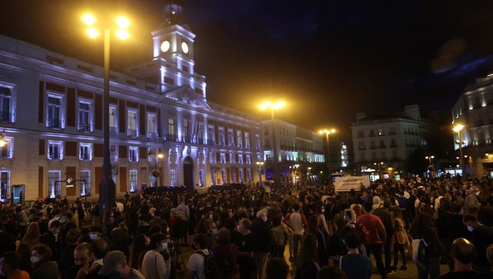  Cientos de ciudadanos en la Puerta del Sol