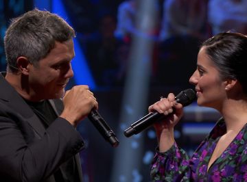 Alejandro Sanz y María Cortés protagonizan el momentazo de la noche cantando juntos ‘Cuando nadie me ve’ en ‘La Voz’