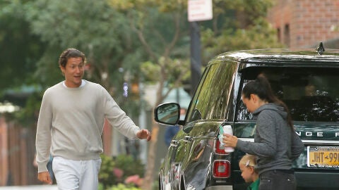 Vito Schnabel recogiendo a la hija de Irina Shayk y Bradley Cooper