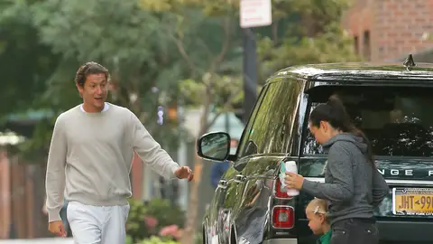 Vito Schnabel recogiendo a la hija de Irina Shayk y Bradley Cooper Vito Schnabel recogiendo a la hija de Irina Shayk y Bradley Cooper
