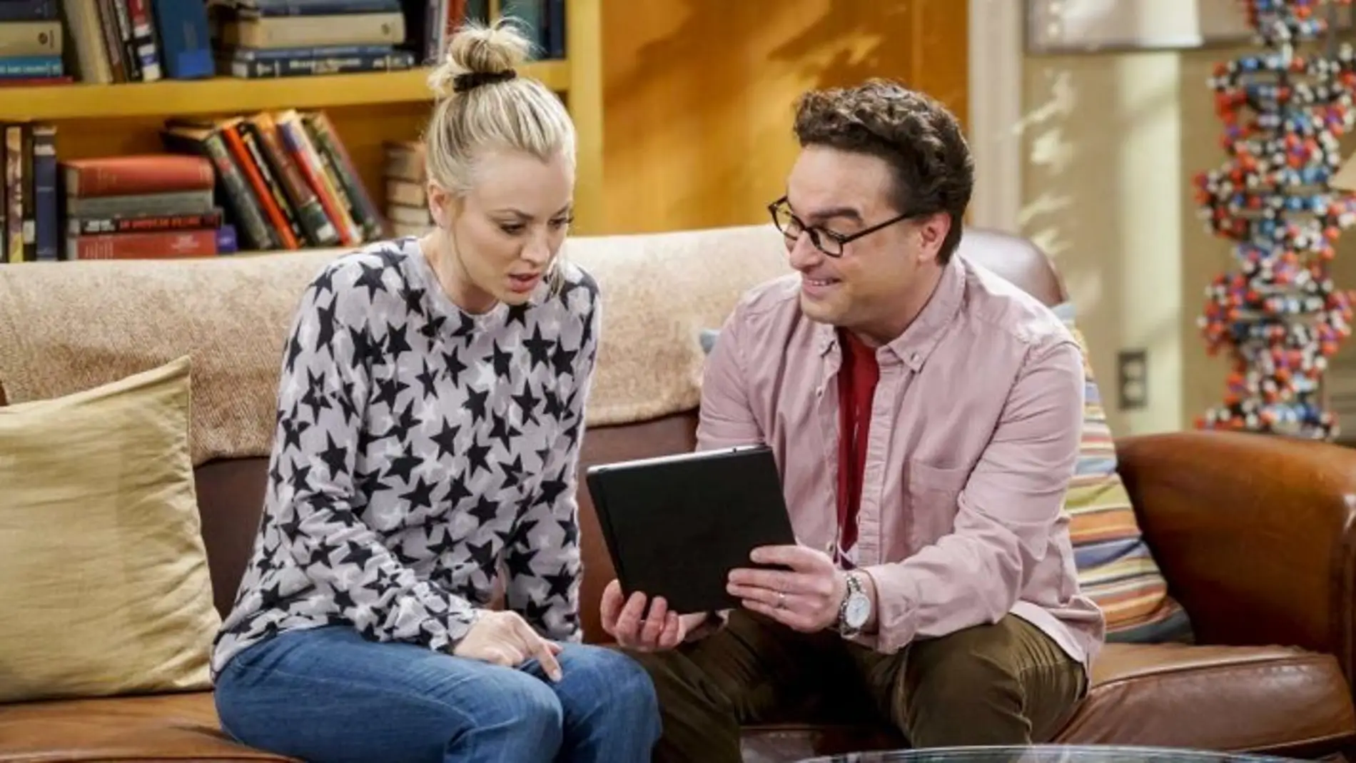 Johnny Galecki y Kaley Cuoco como Leonard y Penny en 'The Big Bang Theory'