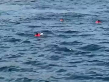Un segundo grupo de migrantes se lanza al mar desde el barco Open Arms