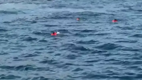 Un segundo grupo de migrantes se lanza al mar desde el barco Open Arms Un segundo grupo de migrantes se lanza al mar desde el barco Open Arms