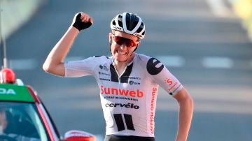 Kragh Andersen celebra la victoria en la etapa 19 del Tour