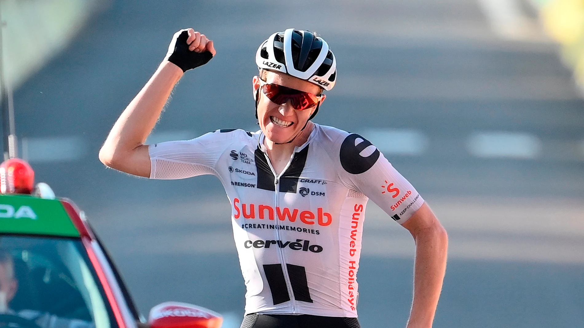 Kragh Andersen celebra la victoria en la etapa 19 del Tour Kragh Andersen celebra la victoria en la etapa 19 del Tour