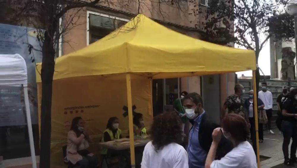 Barcelona realiza cribados masivos de coronavirus en el barrio de Trinitat Vella, uno de los más afectados