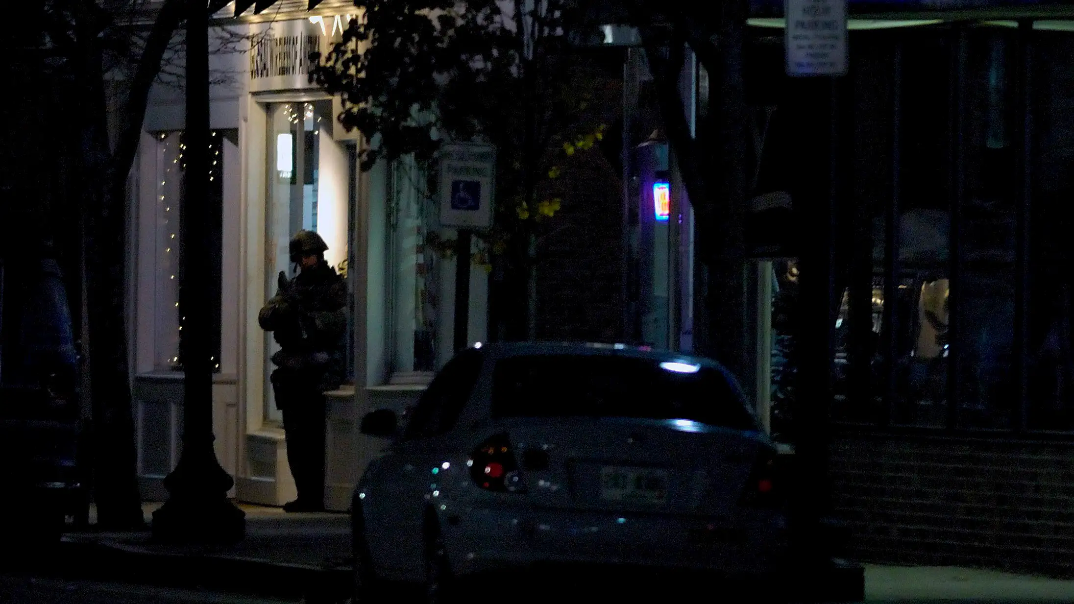 Un agente en un operativo policial en Rochester Un agente en un operativo policial en Rochester