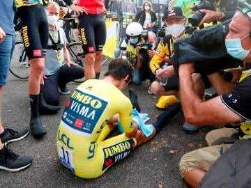 La imagen de Primoz Roglic, hundido tras perder el Tour de Francia ante Pogacar en la última crono