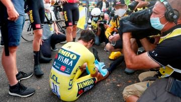La imagen de Primoz Roglic, hundido tras perder el Tour de Francia ante Pogacar en la última crono